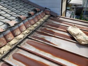 京都市右京区にてトタン屋根雨漏り修理