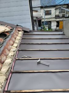 京都市右京区にてトタン屋根雨漏り修理